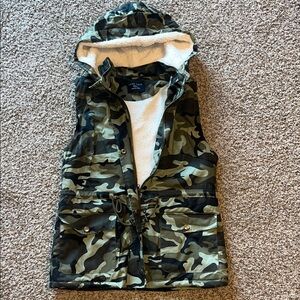 Women’s Camouflage Hooded Vest